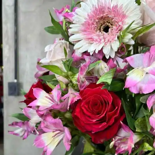 caja pote strass red con rosas y flores de estacion